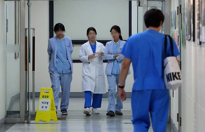서울 시내의 한 대학병원에서 의료진들이 이동하고 있다. 뉴시스 제공