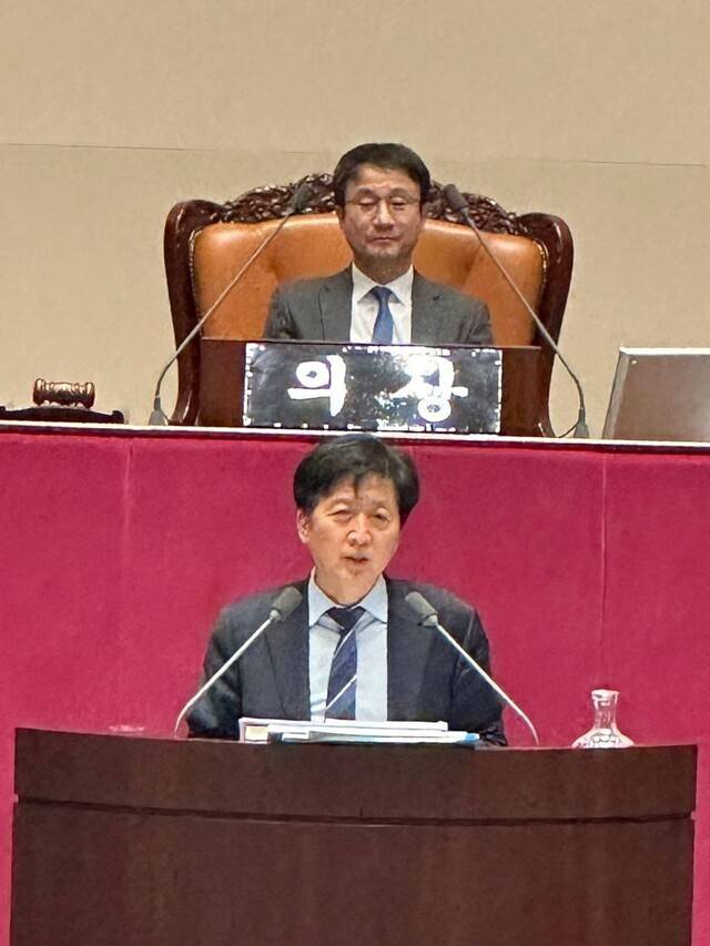 한병도 국회 운영위원장이 24일 밤 국회 본회의에서 우원식 국회의장을 대신해 사회를 보고 있다. 우원식 국회의장 페이스북 갈무리