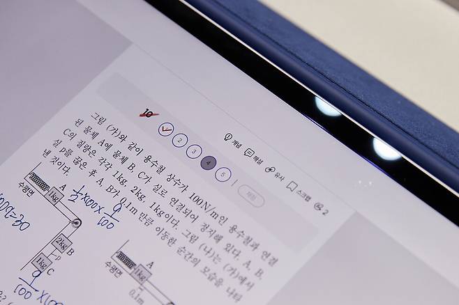 기출탭탭의 AI 기술은 체계적이고 효율적인 고등 전 과목 기출 학습으로 진화했다. 개념 학습에 연계된 기출문제 풀이 화면. 비상교육 제공