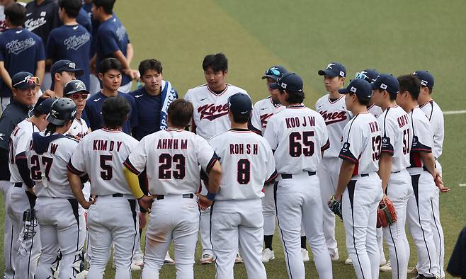 한국 야구 대표팀이 24일 일본 오키나와현 가데나의 가데나 구장에서 2026 세계야구클래식(WBC)을 대비해 기아(KIA) 타이거즈와 연습경기를 마친 뒤 코치진들의 지시를 듣고 있다. 오키나와/연합뉴스