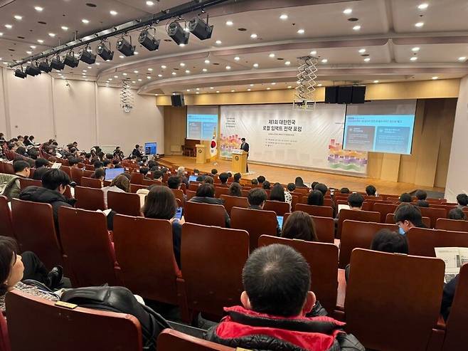 엄성욱 행정안전부 사회연대경제지원과장이 사회연대경제의 정책 방향과 사례를 소개하고 있다.