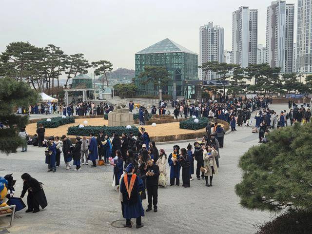 24일 서울 성동구 한양대 캠퍼스에서 졸업생들이 학위수여식을 앞두고 기념 촬영을 하고 있다. 나민서 기자