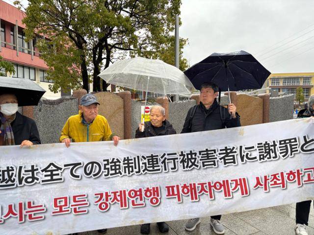 일제강점기 강제동원 피해자 고 임영숙씨의 유가족 김명배(95·가운데)씨가 25일 일본 도야마현 도야마시 후지코시 사옥 앞에서 후지코시의 피해자 배상과 사죄를 촉구하고 있다. 도야마=류호 특파원