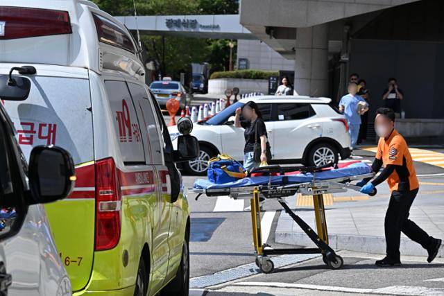서울 시내의 한 대학병원 응급의료센터 인근에서 구급대원이 구급차를 정리하고 있다. 정다빈 기자