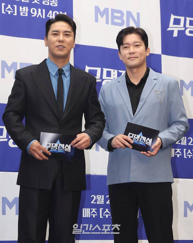 가수 장민호, 아나운서 김대호가 25일 오전 서울 마포구 스탠포드호텔에서 열린 MBN 예능 '무명전설' 제작발표회에 참석해 포토타임을 갖고 있다. '무명전설'은 초대형 남자 트로트 오디션 프로그램이다. 25일(오늘) 밤 9시 40분 첫 방송. 서병수 기자 qudtn@edaily.co.kr /2026.02.25/