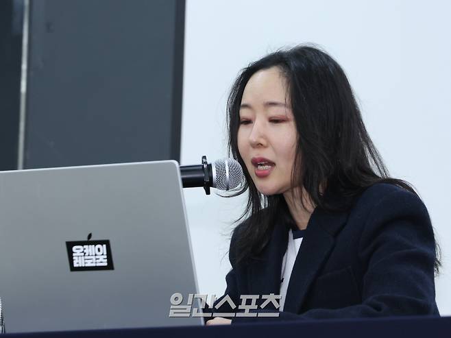 하이브와의 법적 분쟁에서 승소한 민희진 전 어도어 대표가 25일 오후 서울 종로구 모처에서 1심 소송 결과 및 오케이 레코즈 향후 계획 관련해 기자회견을 개최했다. 민 전 대표가 입장을 밝히고 있다. 서병수 기자 qudtn@edaily.co.kr /2026.02.25/