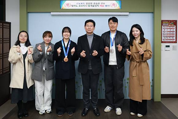 이상일 시장과 동계올림픽 메달리스트인 김상겸, 유승은 선수, 양 선수 가족이 지난 24일 시장실에서 기념 촬영을 하고 있다. [사진=용인특례시]