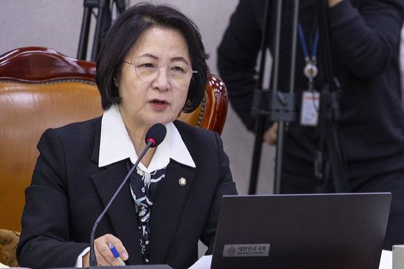 지난해 10월 27일 국회 법사위에서 열린 2025년 대검찰청 국정감사에서 질의 중인 추미애 법사위원장.  [사진=연합뉴스]