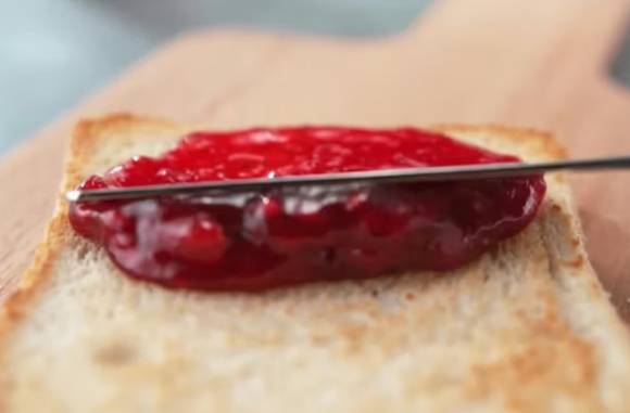 빵에 잼을 바르고 있는 모습. [사진=PhantomGravity]