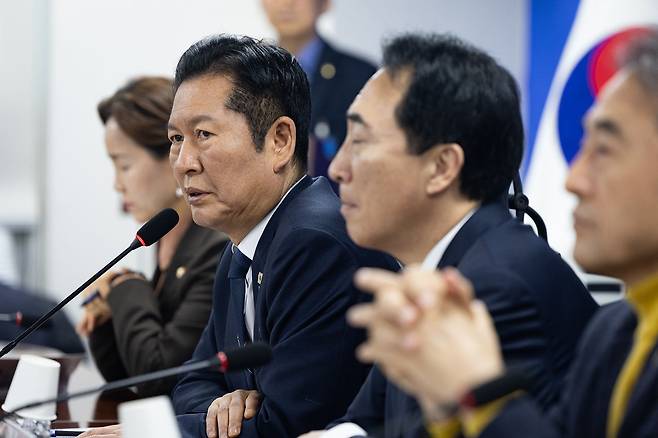 정청래 더불어민주당 대표가 24일 서울 여의도 국회 의원회관에서 열린 동학서훈 입법 국회 공개 토론회에서 인사말을 하고 있다. 뉴스1