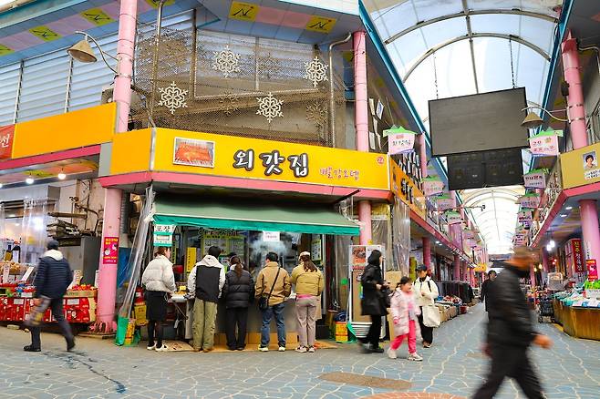 내토전통시장을 비롯한 제천 시장에 자리한 분식집에는 종일 빨간오뎅을 먹는 사람의 발길이 이어진다.