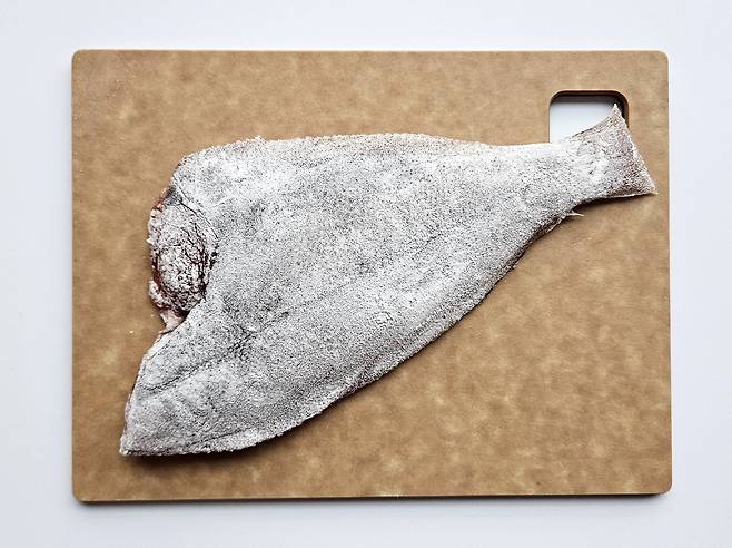 표면의 수분을 정리하고 갈색을 내기 위해 밀가루는 얇게 바른다. 사진 신혜원