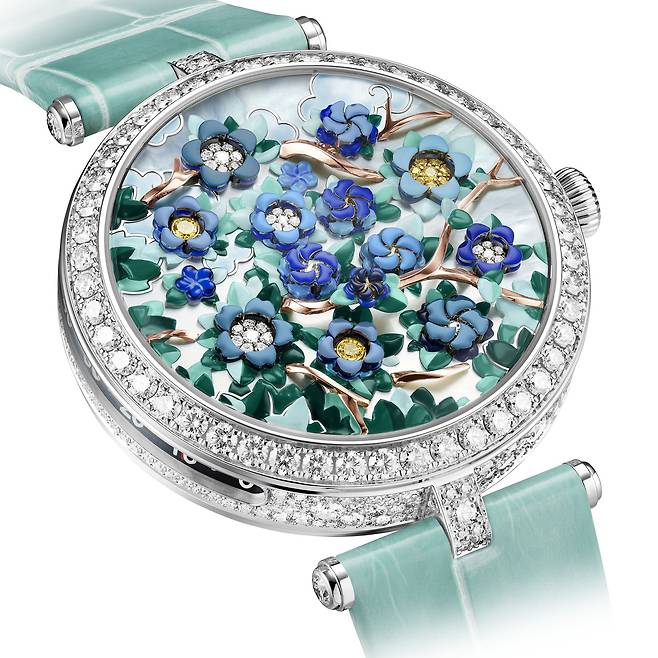 다이얼 위를 장식한 12개의 꽃봉오리가 열리고 닫히면서 '시', 케이스 왼쪽의 스케일로 '분'을 알려주는 레이디 아펠 에르 플로럴 워치. 60분마다 다이얼에 얼굴이 바뀌는 독창적 형태의 손목시계다. 사진 반클리프 아펠