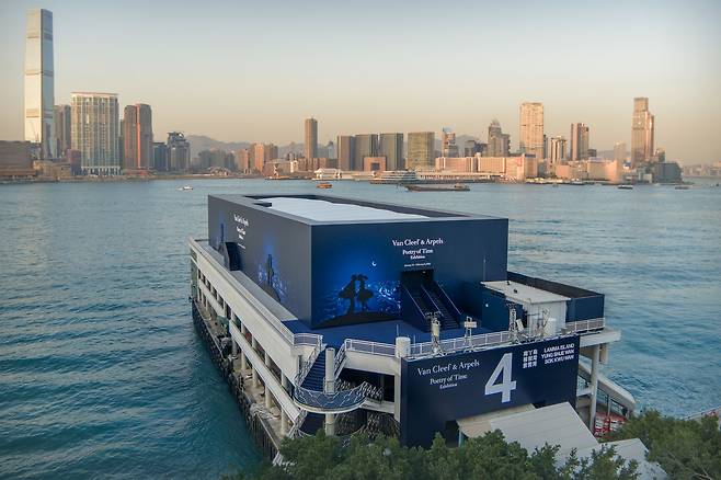 전시가 열린 홍콩 센트럴 페리 피어 4 전경. 무료 입장을 통해 브랜드의 시계 제작 노하우를 알리는 데 주목했다. 사진 반클리프 아펠