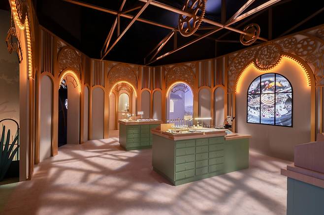 '워크벤치'를 나열한 공간. 이곳에서 장인정신이 깃든 메티에 다르(예술적 기교)와 남다른 기능을 가진 무브먼트의 구동 방식을 경험할 수 있었다. 사진 반클리프 아펠