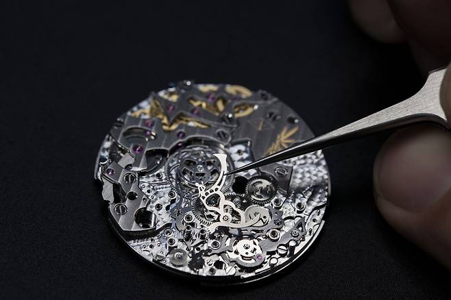 다이얼 아래로 모습을 감춘 복잡한 무브먼트의 조립 과정. 시계 조립 완성 시 무브먼트의 복잡하고 정교한 모습을 드러내지 않는 것이 이 브랜드의 중요한 특징이다. 사진 반클리프 아펠