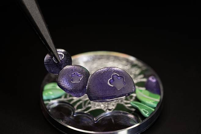 2023년 반클리프 아펠이 독자적으로 개발한 파소네 에나멜로 완성한 베리 모티브. 에나멜 파우더를 가지고 몰딩, 소성, 유약처리 등 여러 과정을 거친다. 사진 반클리프 아펠