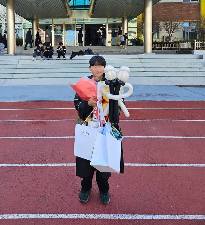 어린이보호구역에서 버스에 치이는 교통사고를 당해 숨진 오시후(13)군이 졸업식에서 기념촬영하고 있다. 사진 오석경씨