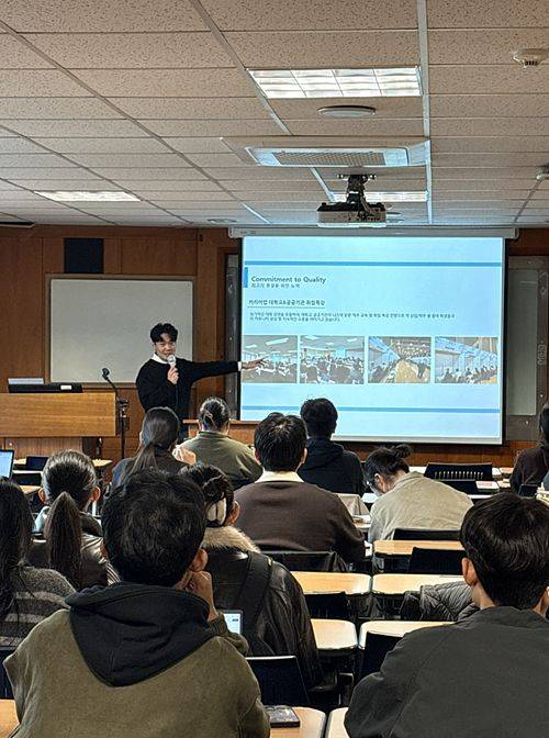 이승준 커리어랩 대표가 대학 취업 특강에서 2026년 상반기 채용시장 변화와 직무 중심 준비 전략에 대해 설명하고 있다.