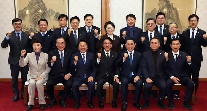 김민석 국무총리가 지난 9일 서울 종로구 삼청동 총리공관에서 열린 전남·광주 행정통합 관련 면담에서 김영록 전남지사, 강기정 광주시장, 지역 국회의원들과 기념사진을 찍고 있다. [뉴스1]