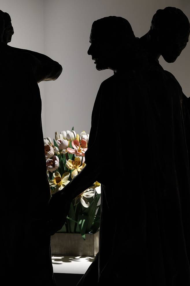 티노 세갈은 전시를 위해 리움미술관 소장품들을 재배치했다. 로댕의 '칼레의 시민'에 제프 쿤스의 '화병'이 바짝 붙어 있다. 사진 리움미술관