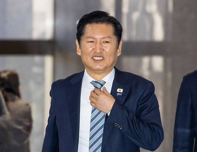 더불어민주당 정청래 대표가 25일 국회에서 열린 비공개 의원총회에 입장하고 있다. 연합뉴스