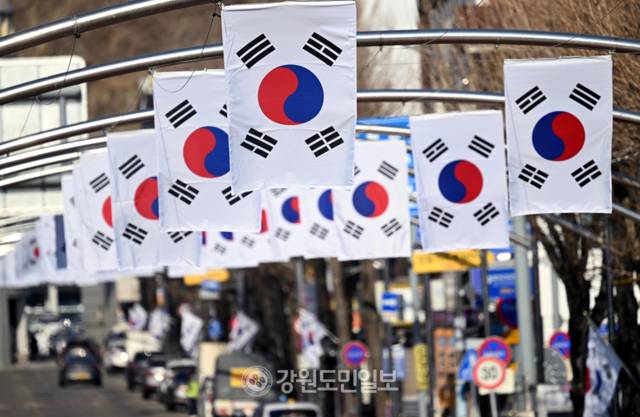 ▲ 2025년 제106주년 삼일절 앞둔 화천 중앙로에 태극기가 걸려 있다. 강원도일보 자료 사진