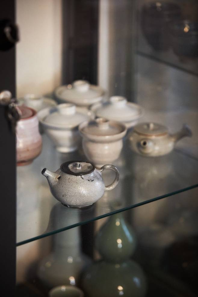 작업실에 놓인 작가의 작품들. ⓒ arte, Photo by Moon Duk-gwan