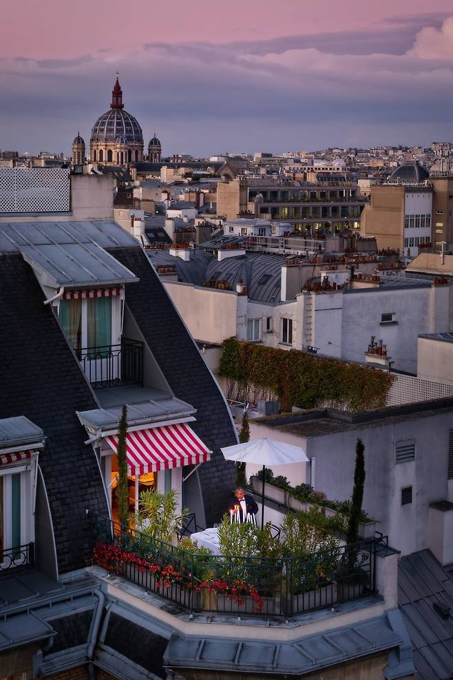 르 브리스톨 파리의 테라스 객실. p123 © Eric Martin, extrait du livre Le Bristol Paris, Flammarion