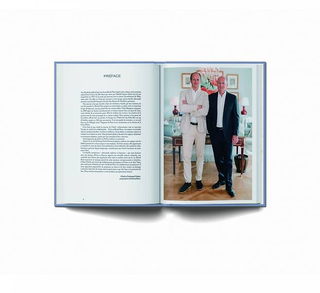 르 브리스톨 파리의 소유주 외트커 형제의 서문. 이들은 파리지앵 삶의 미학을 호텔에 담아내기 위해 노력했다.