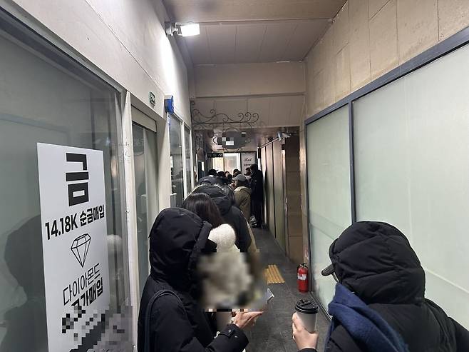 지난 1월 서울 종로구 한 금은방에 금을 팔기 위해 몰린 사람들이 이른 시간부터 줄을 서 있다./김영은 기자