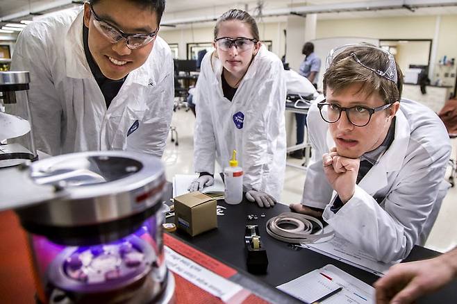 < 화학연구 몰두하는 美 공대생들 > 미국 미시간대 앤아버캠퍼스 공대 화학공학 박사과정 학생들이 마이크로파 측정 장비를 이용해 미세유체학 연구를 하고 있다. 사진=한경DB