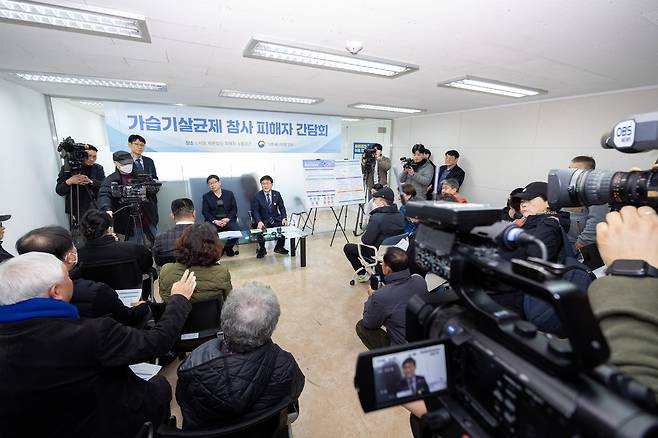 김성환 기후에너지환경부장관이 25일 서울 중구 한 빌딩에 마련된 가습기살균제 피해자 소통공간에서 피해자들과 의견을 나누고 있다. 기후에너지환경부 제공