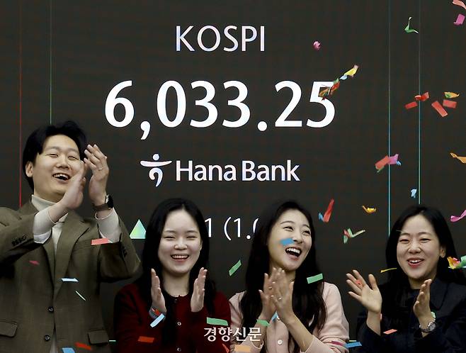 25일 서울 중구 하나은행 본점 딜링룸에서 직원들이 코스피 6000포인트 돌파 기념 세레모니를 하고 있다. 문재원 기자