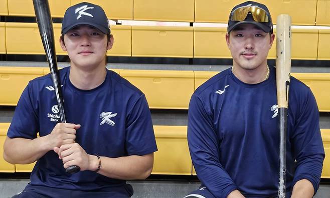 WBC 대표팀 김도영(왼쪽)과 안현민이 지난달 16일 사이판 올레아이 구장에서 포즈를 취하고 있다. 사이판 | 심진용 기자
