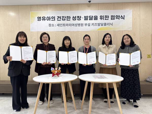 수원시 국공립 어린이집 5곳(시립 금곡동·금호·수원지방산업단지·세곡·칠보 어린이집)이 ‘수원시 장애아 통합 어린이집 학습공동체’를 구성하고 기념촬영을 하고 있다. 학습공동체 제공