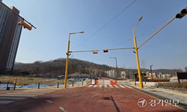 광주시 탄벌동 행정복지센터 방향으로 이어지는 도로가 출입을 통제하는 차단벽에 막혀 있다. 한상훈기자