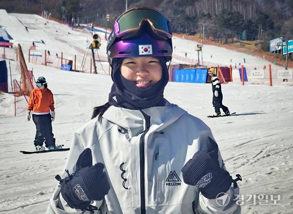 유승은(용인 성복고)이 25일 강원 평창군 휘닉스파크서 열린 제107회 전국동계체육대회서 기념촬영을 하고 있다. 임창만기자