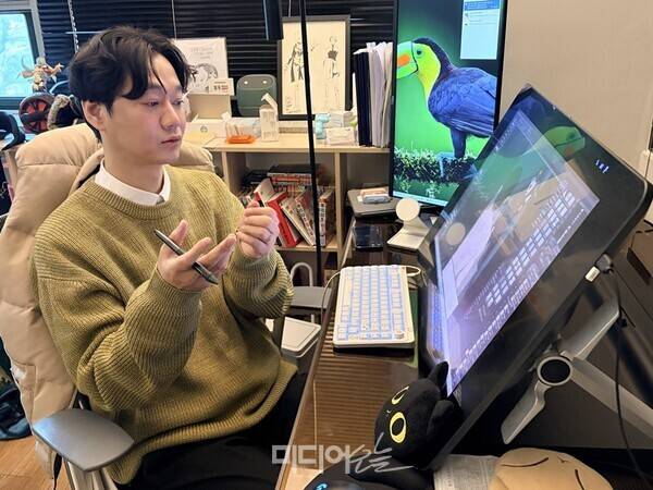 ▲김동훈 만화가이자 디지털콘텐츠창작자협회장이 자신의 작업실에서 미디어오늘과 인터뷰하고 있다. 사진=정민경 기자.
