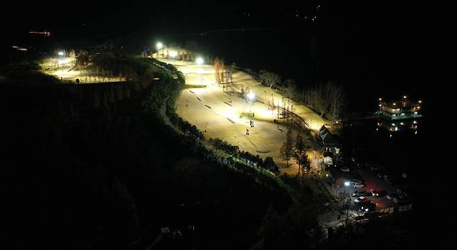 야간 운영 중인 화천 산천어 파크골프장 제1구장 전경. [화천군]