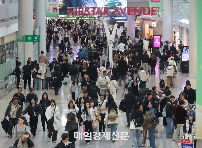 설 명절 연휴를 앞둔 12일 인천국제공항 1터미널 면세구역이 이용객들로 붐비고 있다. 국토교통부에 따르면 오는 13일부터 오는 18일까지 엿새간의 설 연휴 기간 모두 99만 4천 명이 해외로 나갈 것으로 집계됐다. [한주형기자]