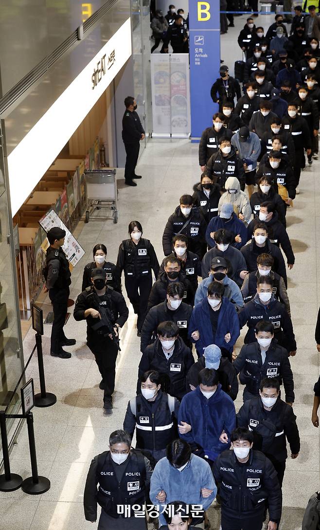 캄보디아를 거점으로 대규모 스캠 범죄를 저지른 한국 국적 피의자 73명이 23일 오전 인천국제공항 2터미널을 통해 강제 송환되고 있다. 사진은 기사 내용과 관련없음. [뉴스1]