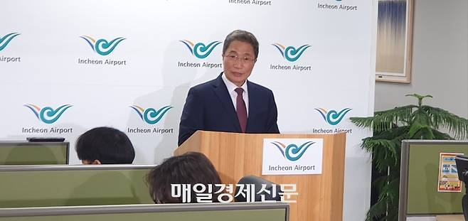 이학재 인천국제공항공사 사장이 25일 인천국제공항에서 사퇴 배경을 설명하고 있다. 지홍구기자