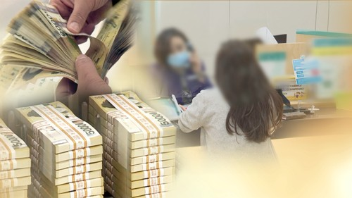 대출창구에서 상담받는 고객 [연합뉴스]