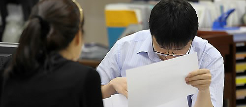 은행 대출창구에서대출 상담을 받는 수요자의 모습.  [연합뉴스]