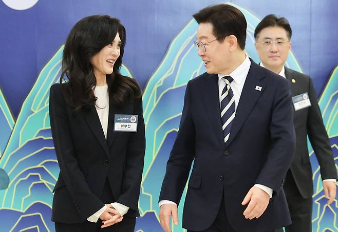 이재명 대통령이 25일 청와대에서 열린 확대국가관광전략회의에서 이부진 한국방문의해위원장과 대화하고 있다. [연합뉴스]