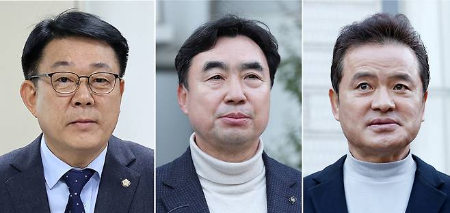 더불어민주당 전당대회에서 돈 봉투를 수수한 혐의로 기소된 허종식 의원(왼쪽부터), 윤관석·임종성 전 의원 [뉴스1]