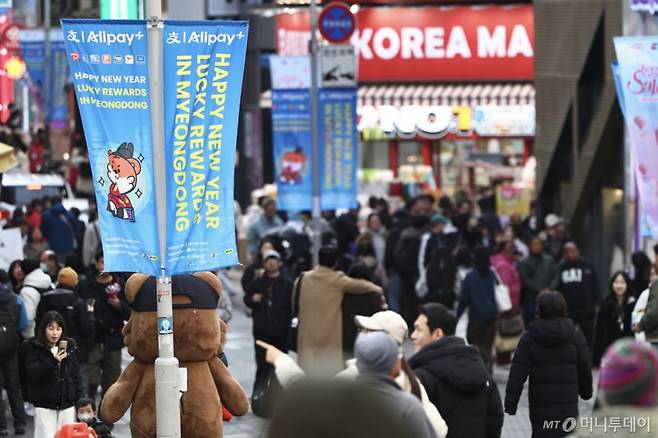 [서울=뉴시스] = 중국 춘절 연휴기간인 22일 서울 중구 명동거리에 명동관광특구협의회의 알리페이 결제 시 즉시 할인 혜택 관련 현수막이 게시돼 있다.