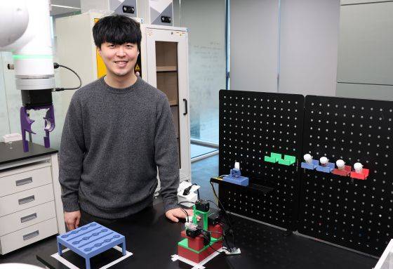 나노포지에이아이가 구축한 'AI 자동합성시스템'을 김동현 대표가 설명하고 있다/사진=김창현 기자