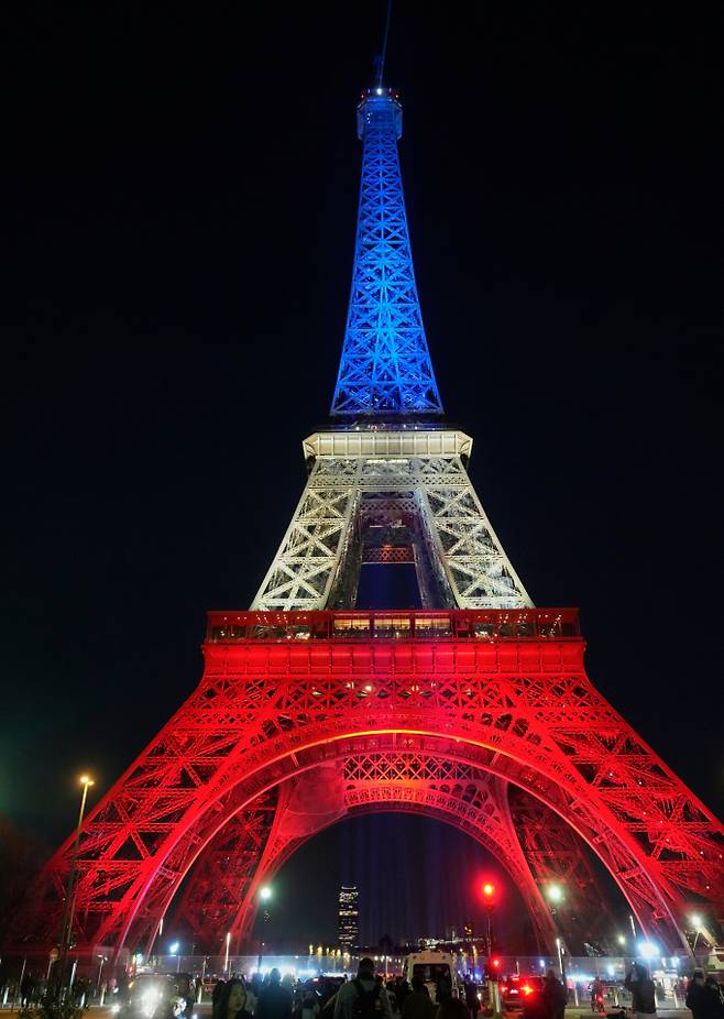 [파리=AP/뉴시스] 12일(현지 시간) 프랑스 파리 에펠탑에 파리 연쇄 테러 10주년을 맞아 국기 색상 조명이 비치고 있다. 2015년 11월 13일 이슬람국가(IS) 테러범들이 프랑스 파리 국립 경기장, 바타클랑 극장, 카페 등 시내 곳곳에서 총격과 폭발물 테러를 벌여 130명이 숨지고 400여 명이 부상했다. 2025.11.13. /사진=민경찬